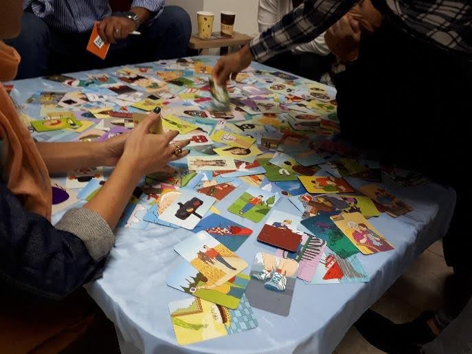 עבודה עם קלפים סביב שולחן
