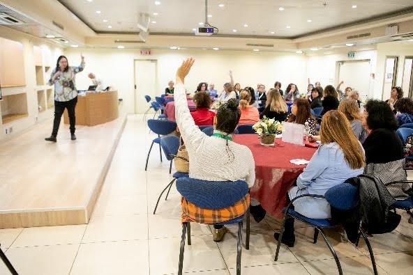 יונית טרנר מנחה קבוצת נשים
